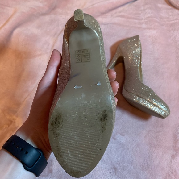 gold sparkly le chateau heels - Picture 3 of 5